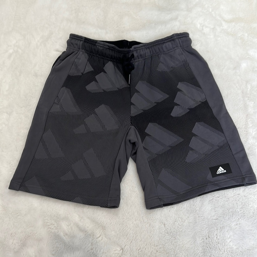 Adidas sportswear French terry cloth shirt size L graphic print black and gray